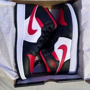 Jordan 1 mids in a size 5 in gs